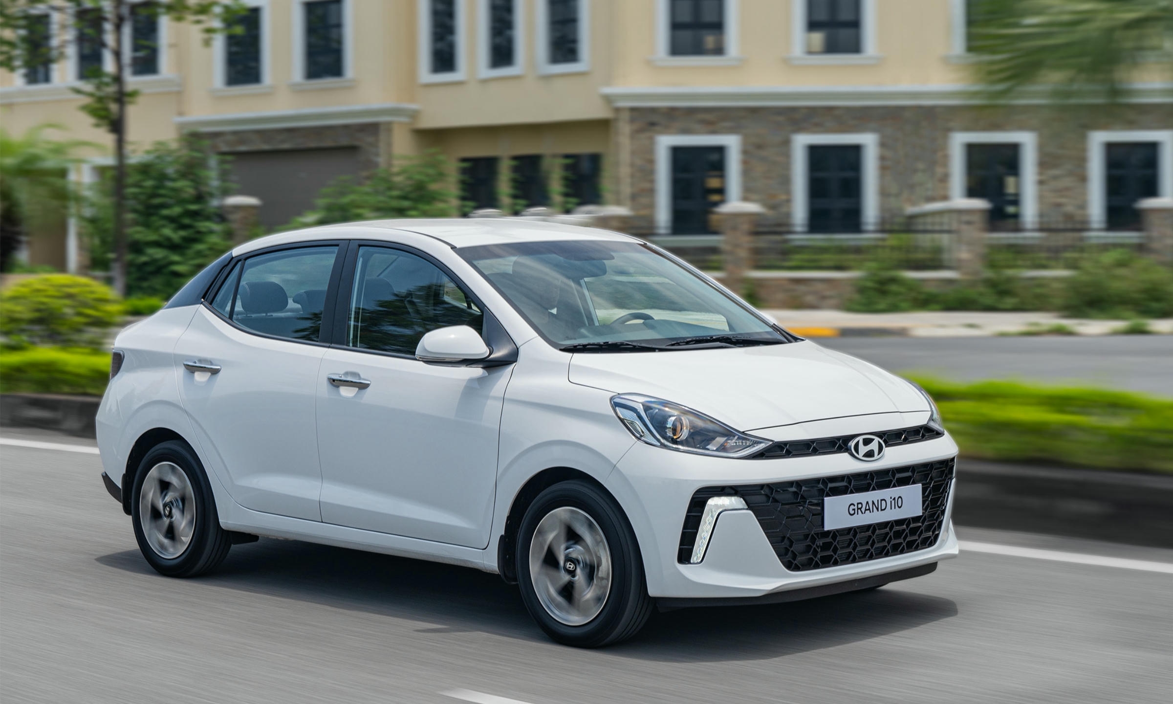 Xe ô tô 4 chỗ đời mới cho thuê tại Hà Nội, nội thất hiện đại, sạch sẽ, phù hợp đi du lịch hay công tác.